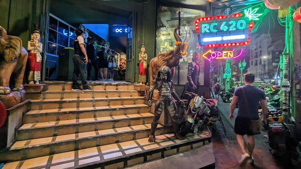 バンコク市内カオサン通りの入り口にある大麻カフェ。カオサンは世界から多くのバックパッカーが集まる場所として有名だ（写真・柴田直治）