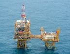 平湖（左）15年3月､土台設置を確認（第9基：右）