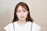 前髪のセットの仕方を解説するAYAMARさん