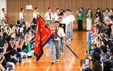 母校で優勝報告を行う沖縄尚学高校野球部のメンバー（長嶺真輝撮影）