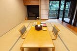 客室は畳が12畳と、縁側もあって2人部屋としては広々。窓から覗く箱根の木々が借景です（筆者撮影）