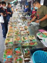 泰麺鉄道始発のトンブリ駅前は弁当を数多く販売（筆者撮影）
