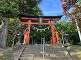 705年に創建された「新倉富士浅間神社」の大鳥居（筆者撮影）