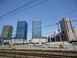 グランフロント大阪の手前に広がるうめきた2期地区。一番右が大阪駅の駅ビル（記者撮影）