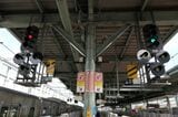 ホーム上の信号機（記者撮影）