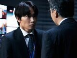 映画版で松坂桃李が演じた若手官僚の役を綾野剛が演じている（写真：Netflix）