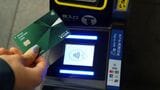 タッチ決済対応のクレジットカードを改札機の読み取り部にかざす