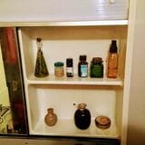 洗面台の上に取り付けられた鏡の裏のわずかな収納スペース。我が山のような化粧品はとてもじゃないが入らない……（写真：筆者提供）