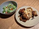冷製料理から「山盛りグリーンサラダ」、温製料理から「ハーブフライドチキン 自家製タルタルとバルサミコソース」をチョイス（筆者撮影）