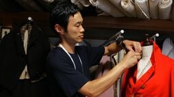 ｢一番好きなジーンズを解体してみろ｣"衣服標本家"生んだ父の教え…120年前フランスの消防服に見つけた"直すための余白"