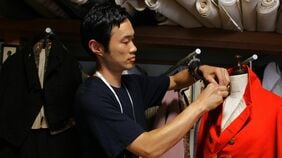 ｢一番好きなジーンズを解体してみろ｣"衣服標本家"生んだ父の教え…120年前フランスの消防服に見つけた"直すための余白"