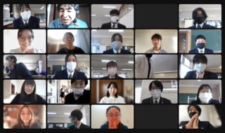 授業後には、オンライン上で記念撮影が行われた