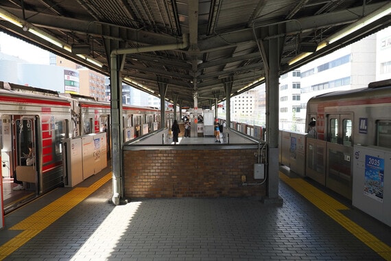 江坂駅のホーム