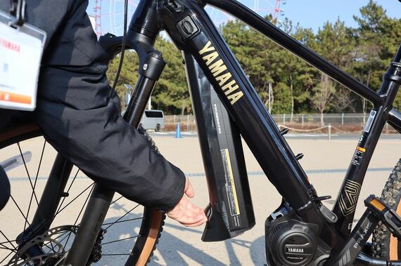 バッテリーは脱着可能。車載状態でも、車体からはずした状態でも充電可能