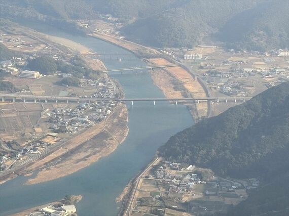 飛行機から見た紀勢道（手前の道路）。白浜町の日置川付近（筆者撮影）