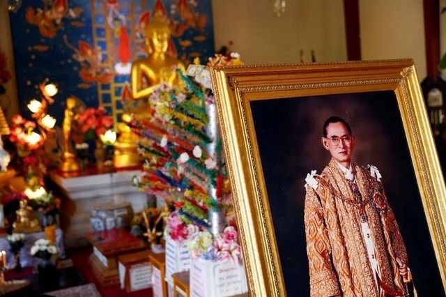 タイでプミポン国王の肖像画が大売れ 需要に追い付かず