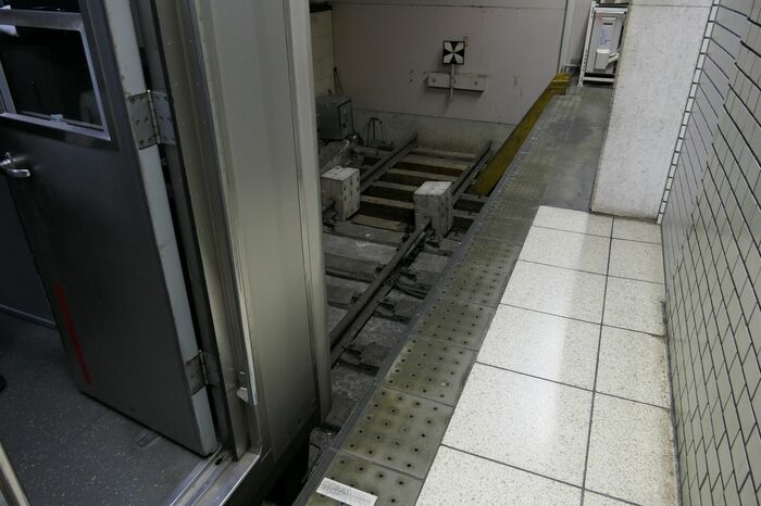 1番線の浅草方は壁が迫る