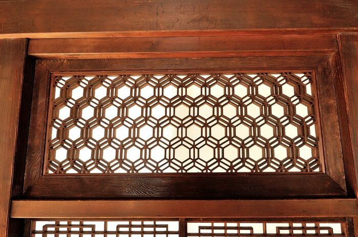 座敷の障子欄間には繊細な組子装飾