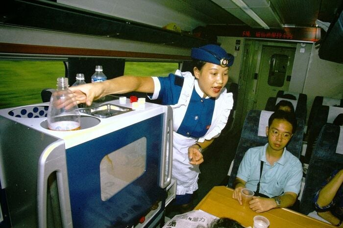 「新時速」X2000の車内サービスの様子。