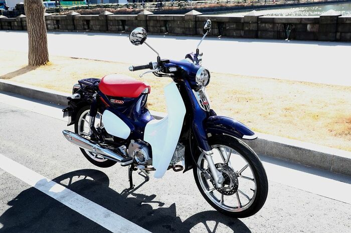 カラーリングが初代モデルのC100も彷彿とさせる