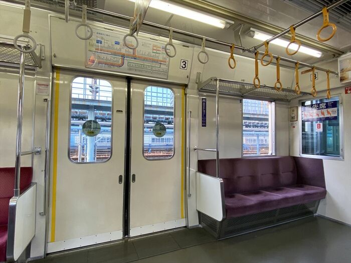 元先頭車を改造した車両の室内。