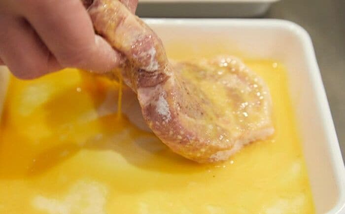 卵液にさっとくぐらせて、