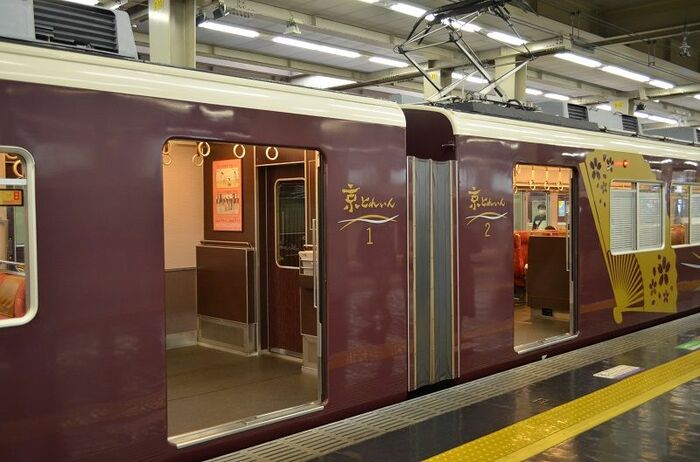 6300系では扉を寄せた構造を採用している