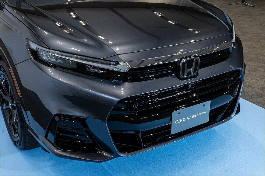 プラグイン充電機能を持つホンダの新型燃料電池車「CR-V e:FCEV」（筆者撮影）