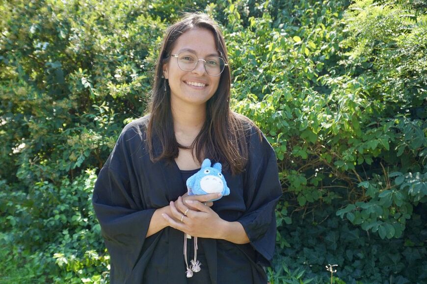 日本で購入したトトロのぬいぐるみを持つエミリーさん（筆者撮影）