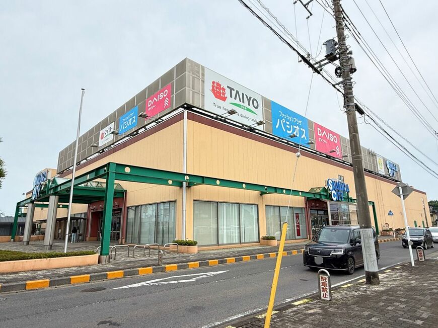 国道356号沿いの「サワラシティ」。1階・2階ともに空き区画が目立つが、筆者訪問日は日曜日とあって多くの買い物客がいた（写真：筆者撮影）