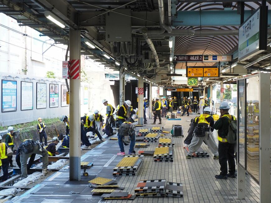 2024年11月に京浜東北線を一時運休して行った大井町駅のホーム拡幅工事の様子＝2024年11月17日（記者撮影）