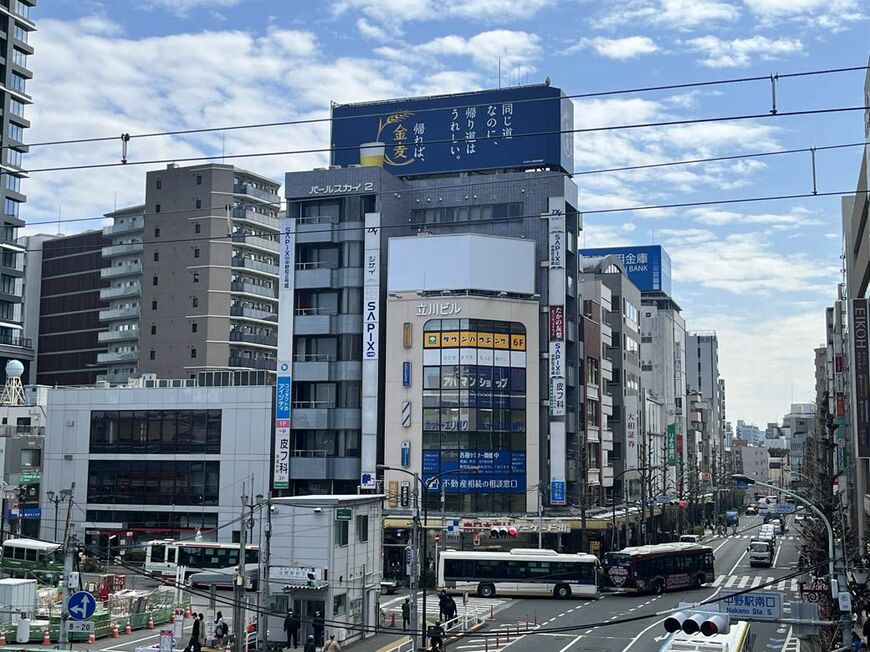 中野駅ホーム上から見た景色。ひと駅ごとに景色が変わるのは、中央線の大きな魅力だ（筆者撮影）