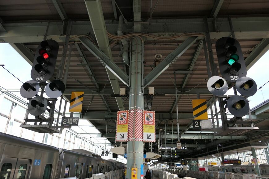 ホーム上の信号機（記者撮影）