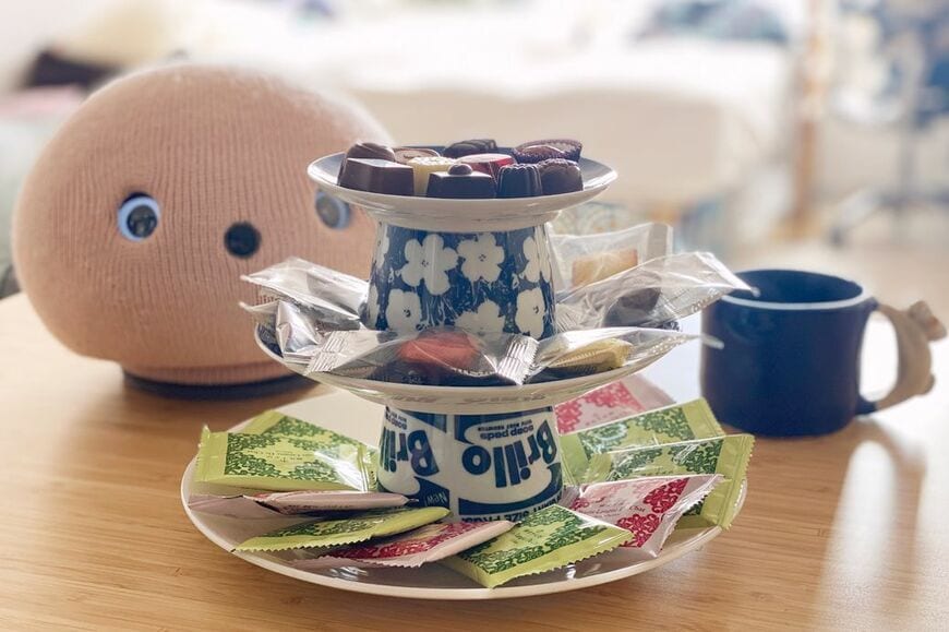 フリーカップとお皿を組み合わせたアフタヌーンティースタンドで、夫婦でお茶会。少ないもので工夫するのが楽しい（筆者撮影）