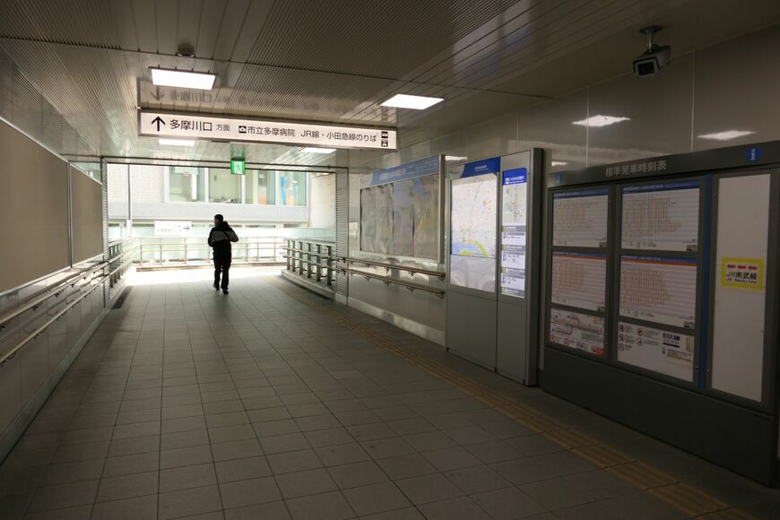 北口改札からJR南武線の駅へは歩行者デッキでつながっている（記者撮影）