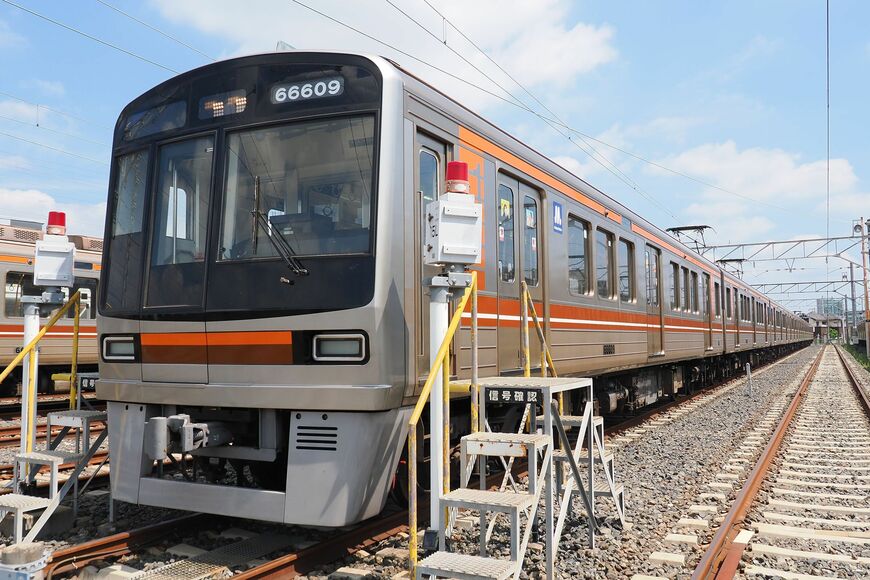 堺筋線用の66系。更新工事に合わせて前面のデザインも変更された（撮影：伊原薫）
