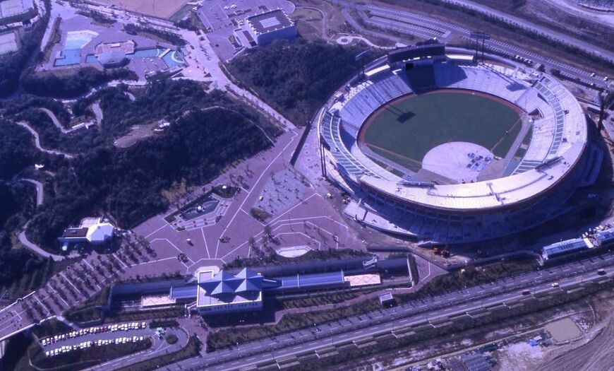 上空から見た総合運動公園＝1987年11月（神戸市提供）