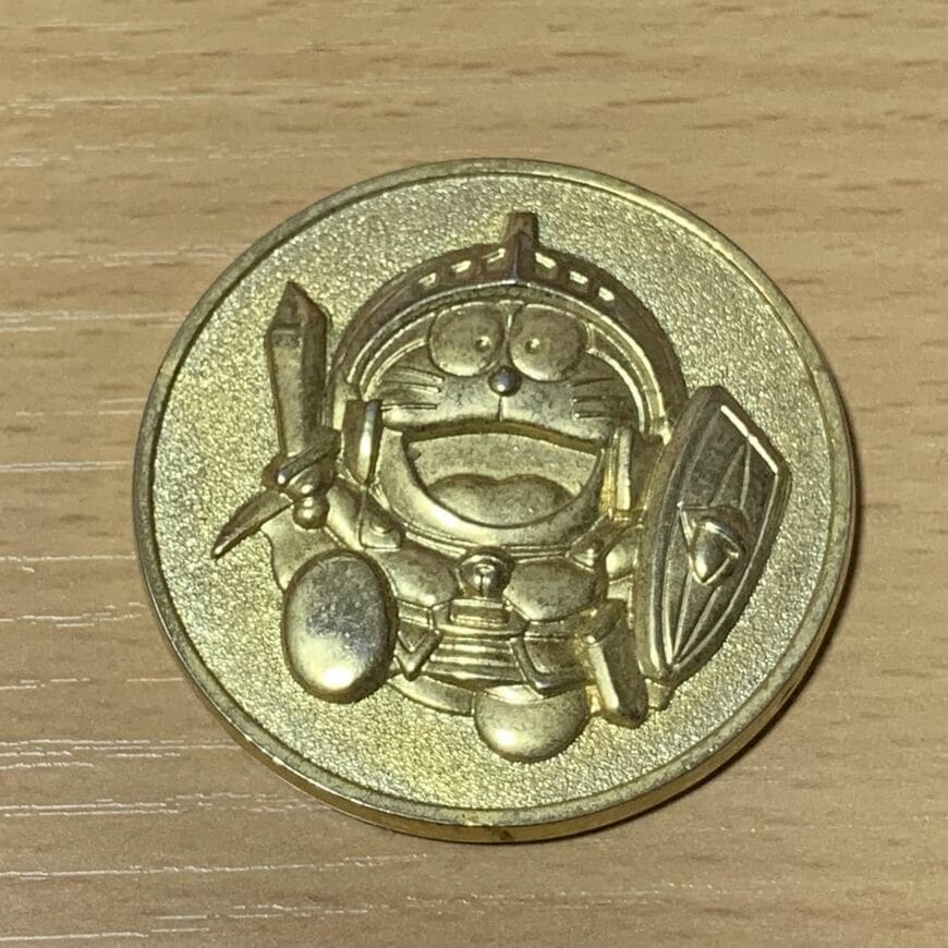 父と兄と観に行ったロボット王国のメダル。劇場でねだって買ってもらった宝物だ（写真：筆者撮影）