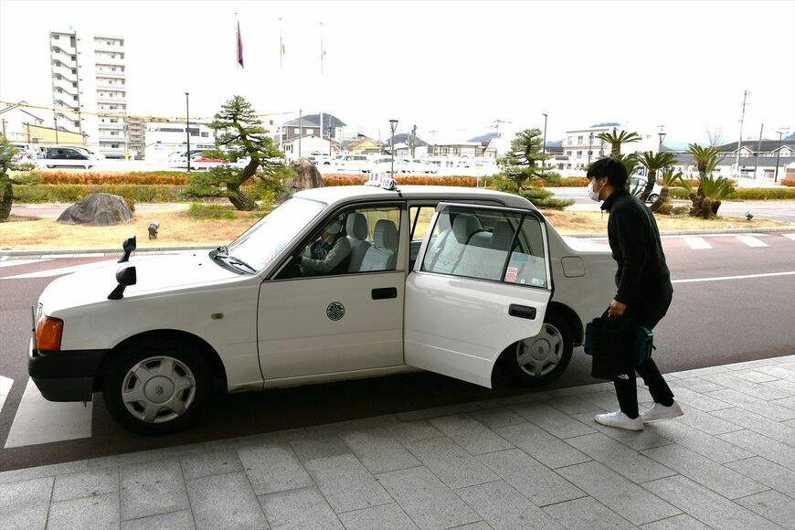 実証実験中の「バタスク」。一般のタクシー車両を使う（写真：高松市）