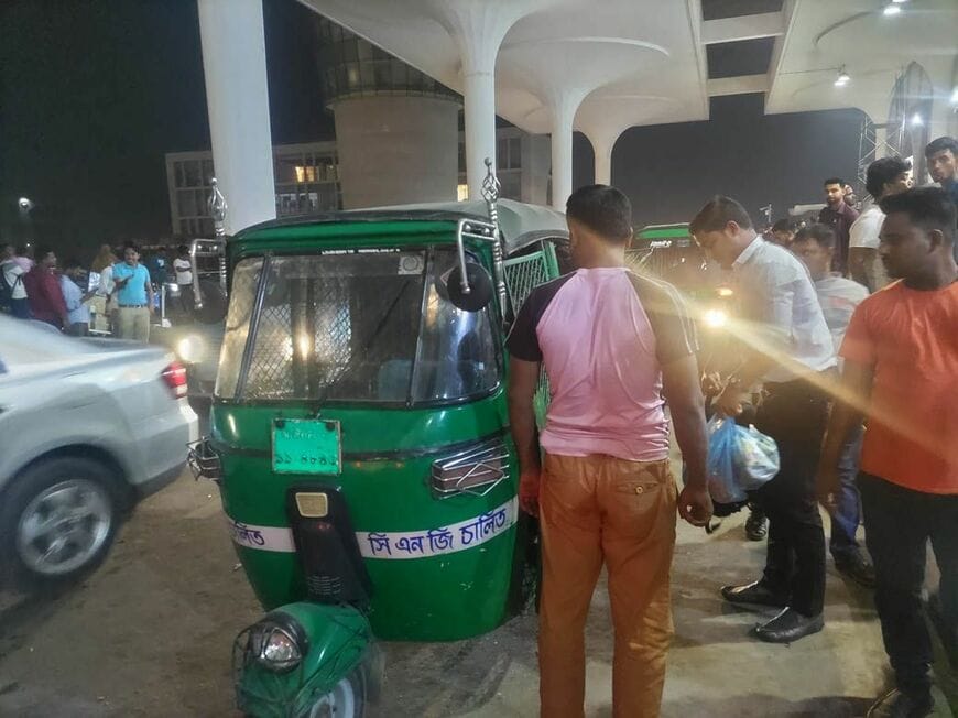 筆者が乗車した「CNG」と呼ばれている三輪タクシー。東南アジアでよく見かけるトゥクトゥクに似ている（筆者撮影）