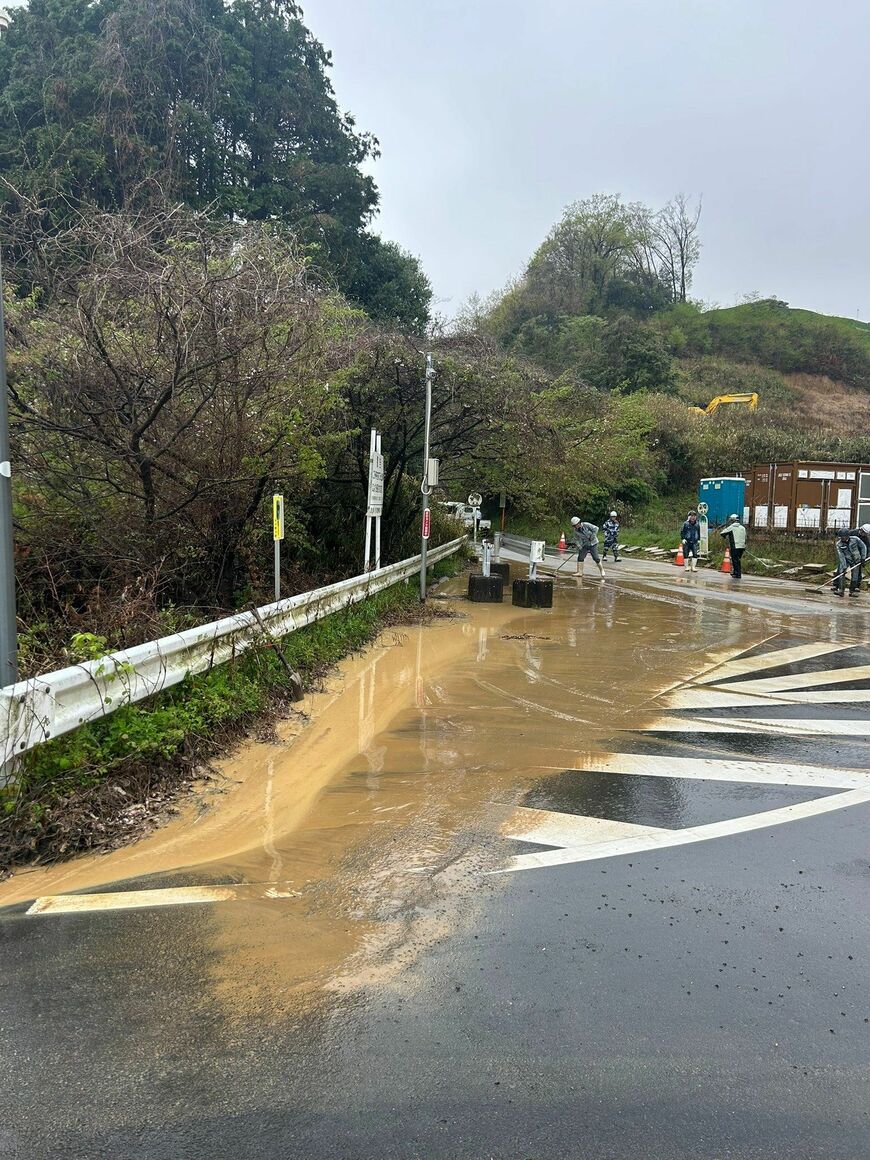 町道にあふれ出した泥水（写真：須藤啓二さん撮影）