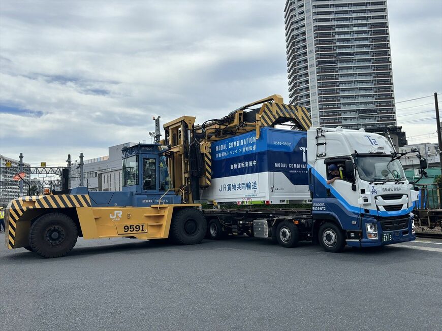 JR貨物 隅田川駅でT2のトラックにコンテナを積載する様子（筆者撮影）