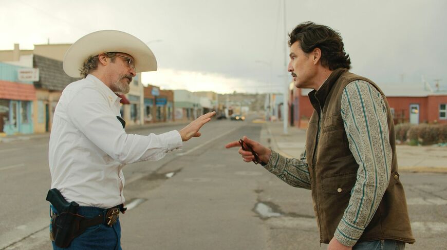 ホアキン・フェニックス演じる保安官ジョー（左）と、ペドロ・パスカル演じる市長テッド。同じ町に生きながら、異なる「正義」と現実を信じる2人の対立が、物語を駆動していく。『エディントンへようこそ』2025年12月12日（金）TOHOシネマズ日比谷ほか全国公開（写真：©2025 Joe Cross For Mayor Rights LLC. All Rights Reserved.）