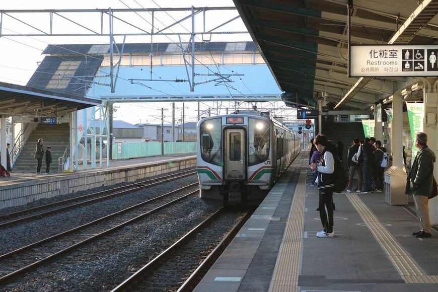 運転再開初日に、相馬駅に到着する仙台行きの列車。日常的な利用客の姿が目立った