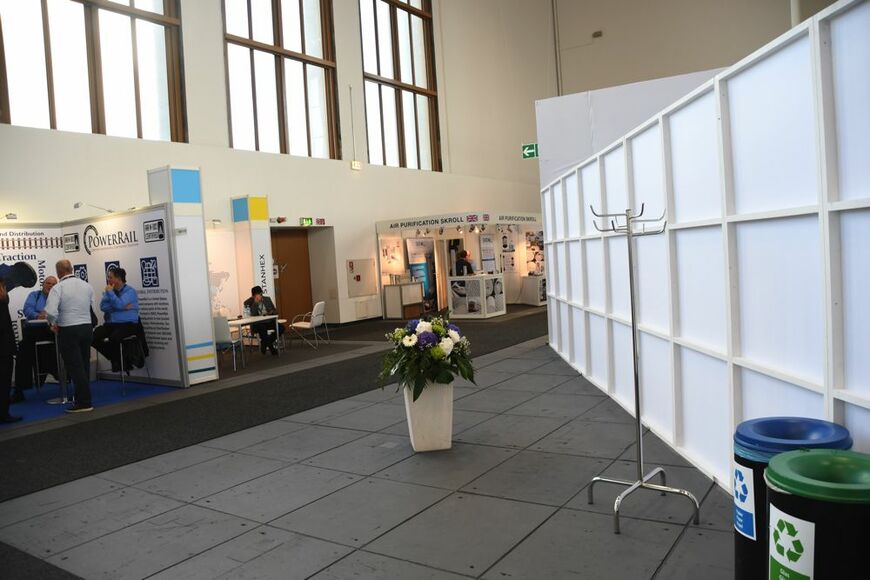 本来ならブースがある場所に観葉植物が（記者撮影）