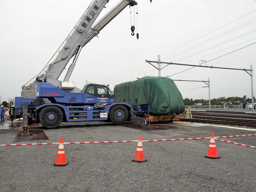 車両は2台のクレーンで吊り上げる（筆者撮影）