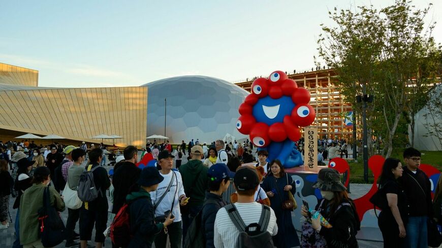 東ゲートを入って正面のミャクミャク像が記念撮影スポットに（記者撮影）