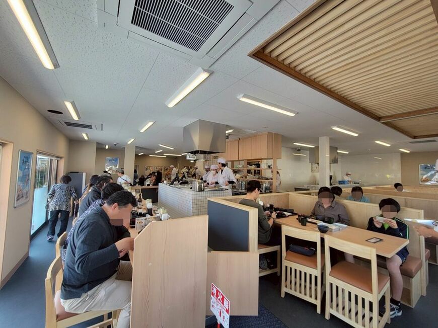 店内奥には広いテーブル席がある（筆者撮影）