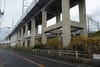 上部が九州新幹線の高架で、博多南線（博多総合車両所）