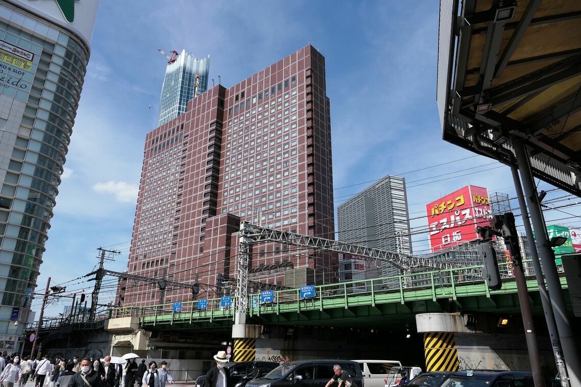新宿プリンスホテルの奥に東急歌舞伎町タワーと